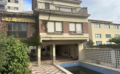 Vista exterior de Casa o xalet en venda en Tàrrega amb Terrassa i Piscina