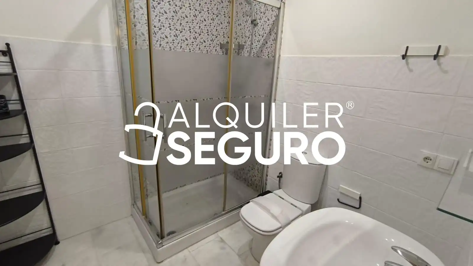 Bathroom of Flat for rent in Sevilla  with Air Conditioner and Furnished