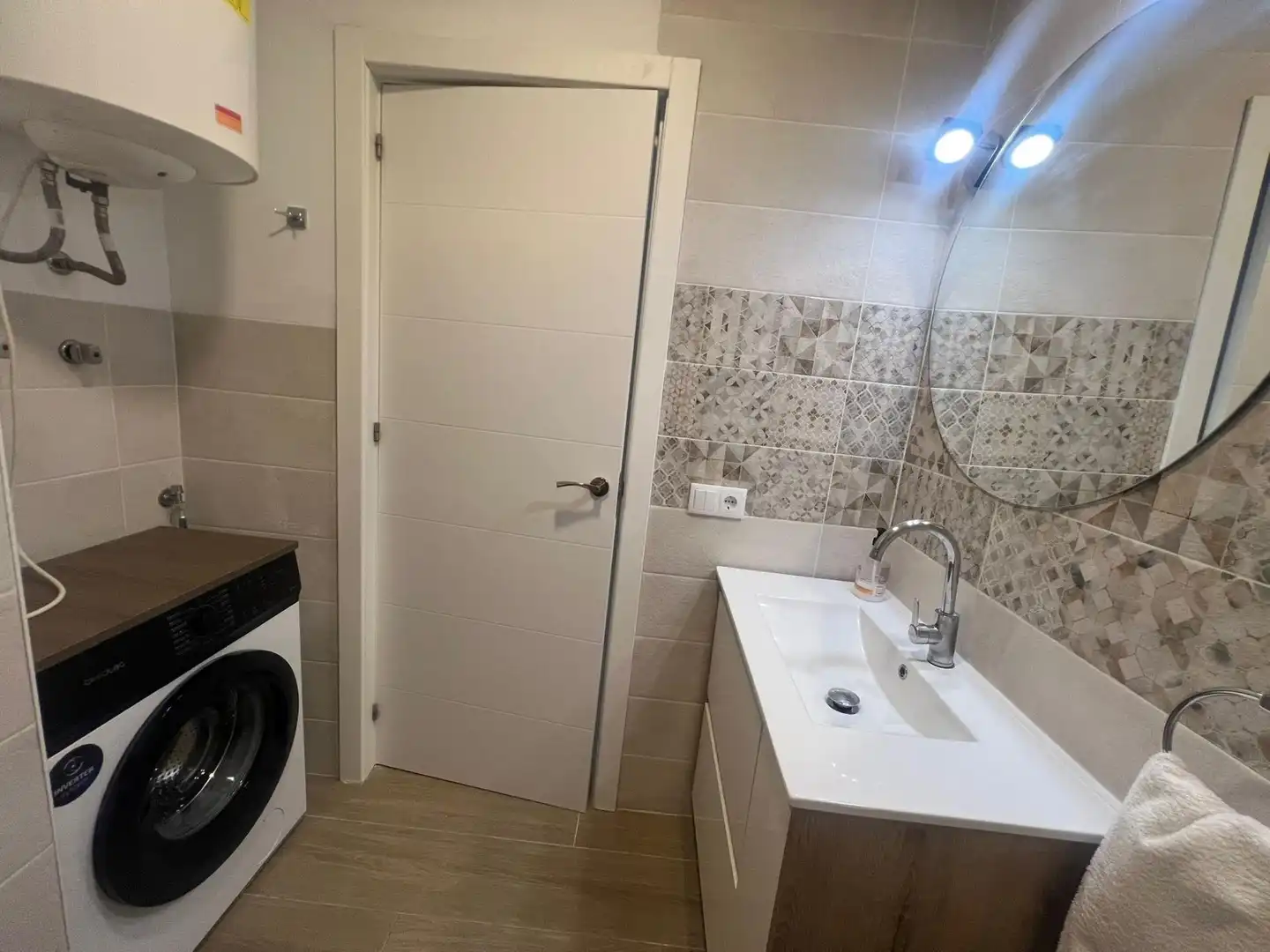 Bathroom of Flat for rent in Sevilla  with Air Conditioner and Furnished