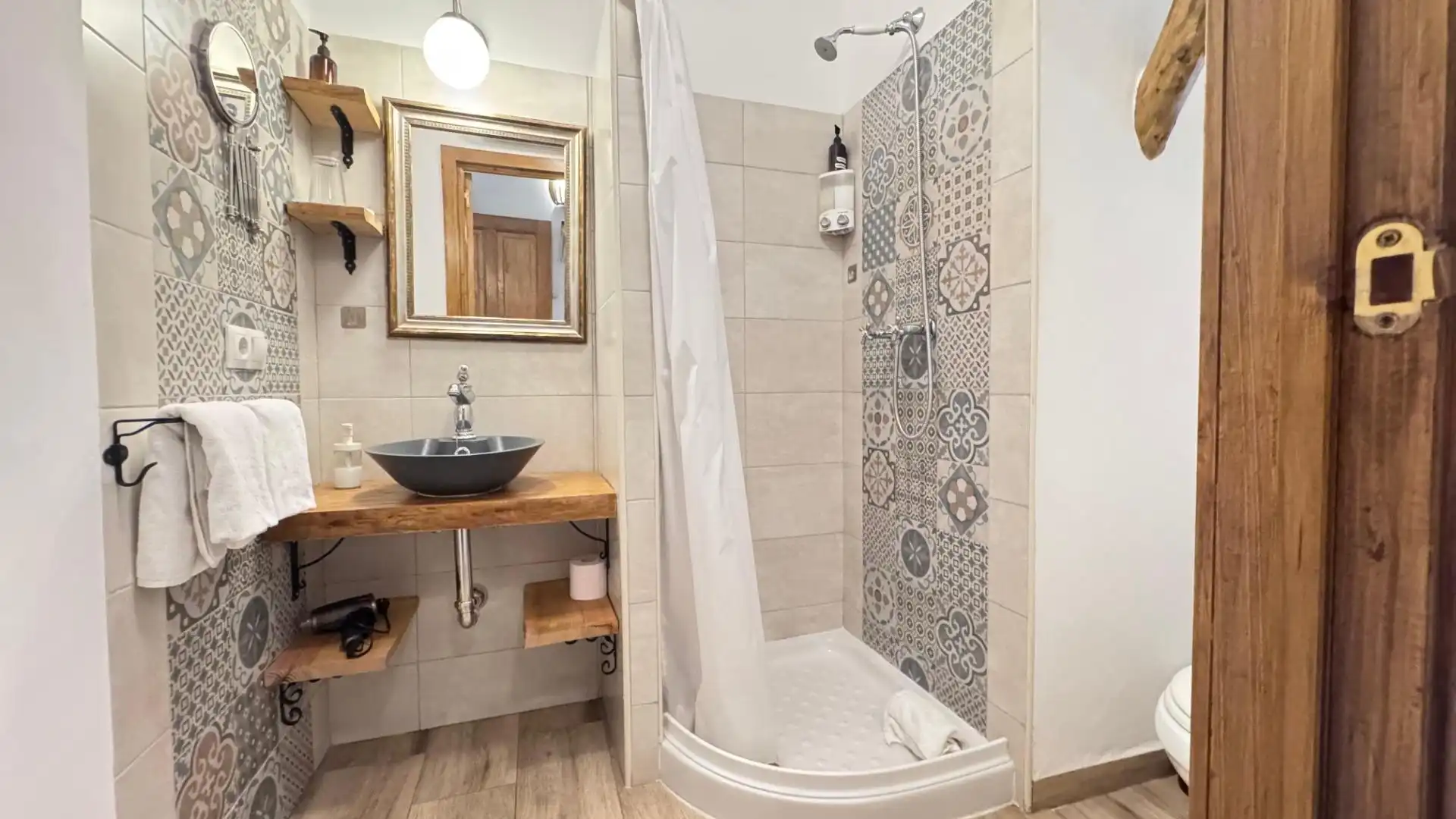 Bathroom of Houses for sale in Iznájar  with Air Conditioner, Heating and Terrace