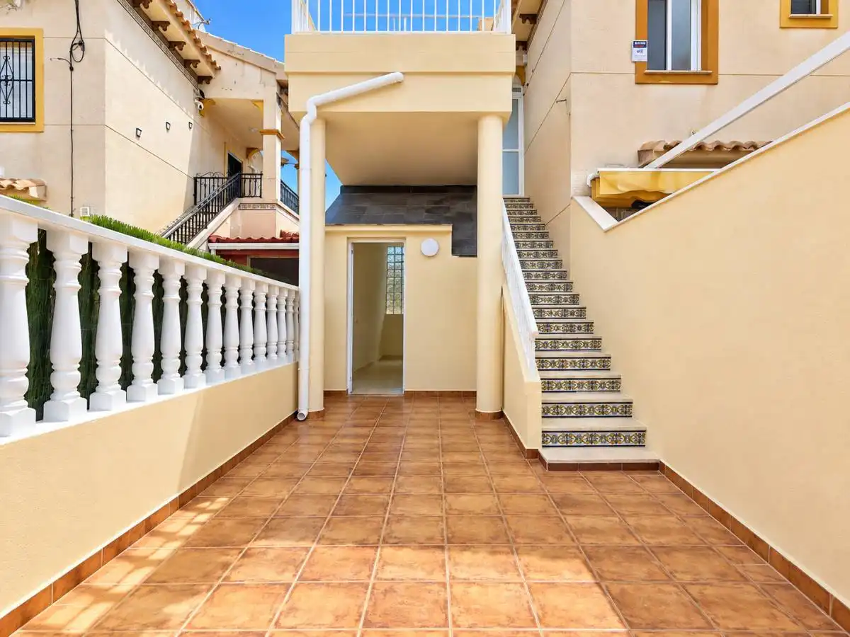 Bungalow with pool for sale in Av. de California, imagen 2