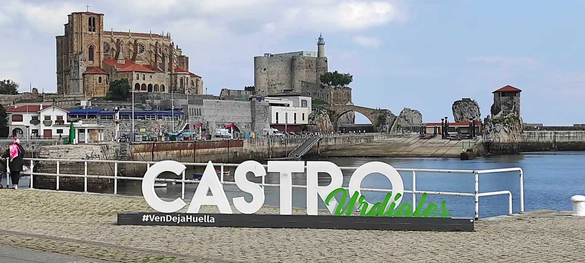 Casa adosada en venda en Castro-Urdiales amb Calefacció, Jardí privat i Terrassa