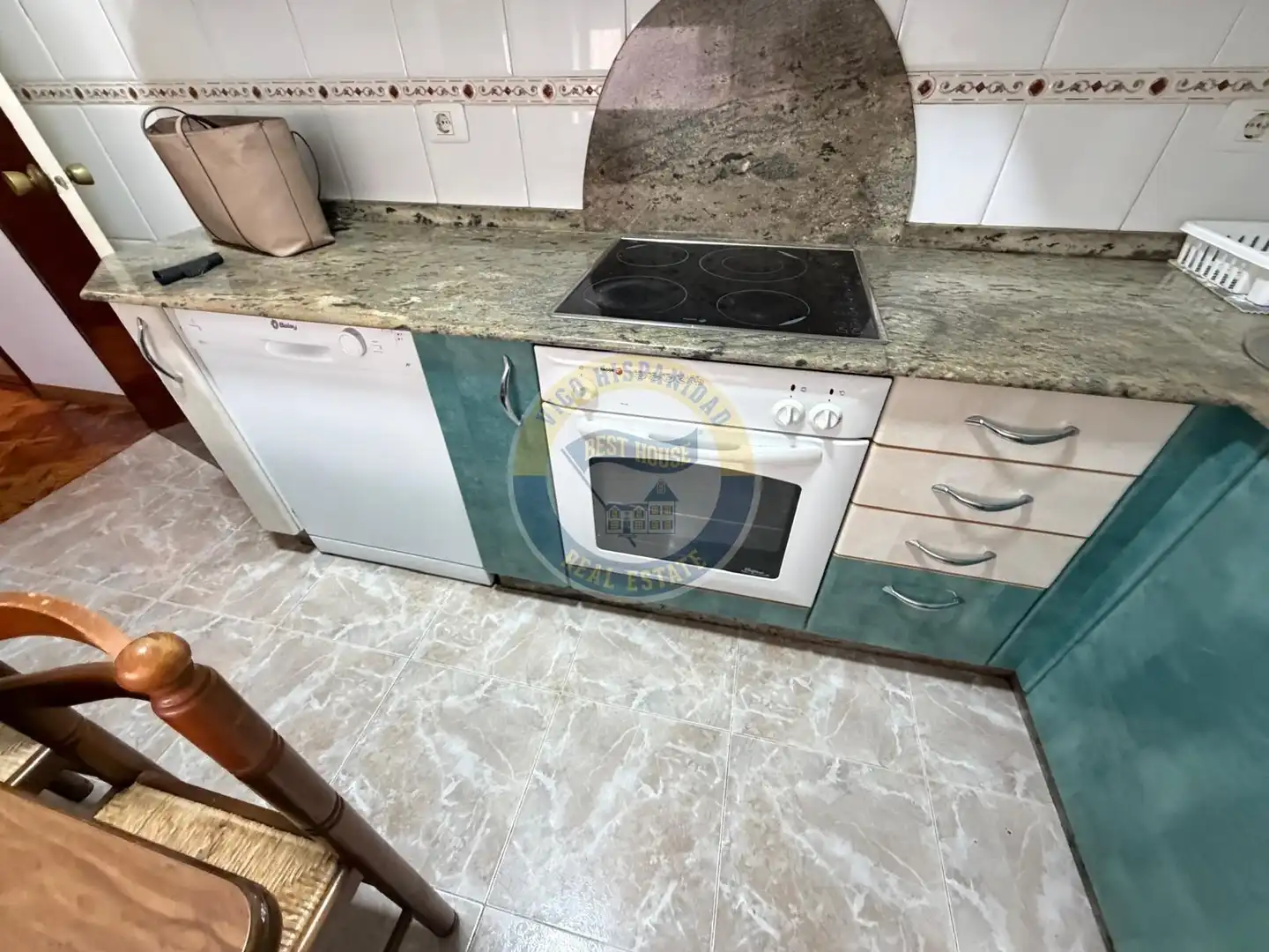 Cocina de Piso de alquiler en Vigo  con Calefacción, Parquet y Amueblado