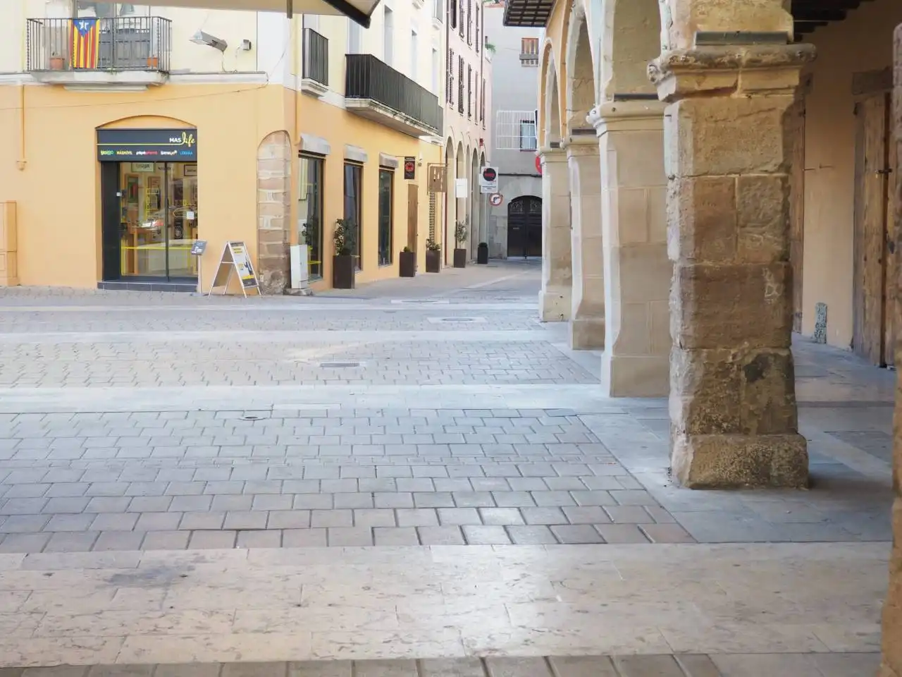 Vista exterior de Local en venda en Igualada amb Aire condicionat