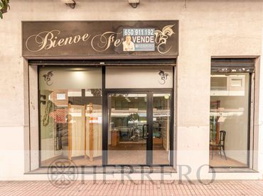 Local comercial en venta en CIUTAT DE LAVAL 32