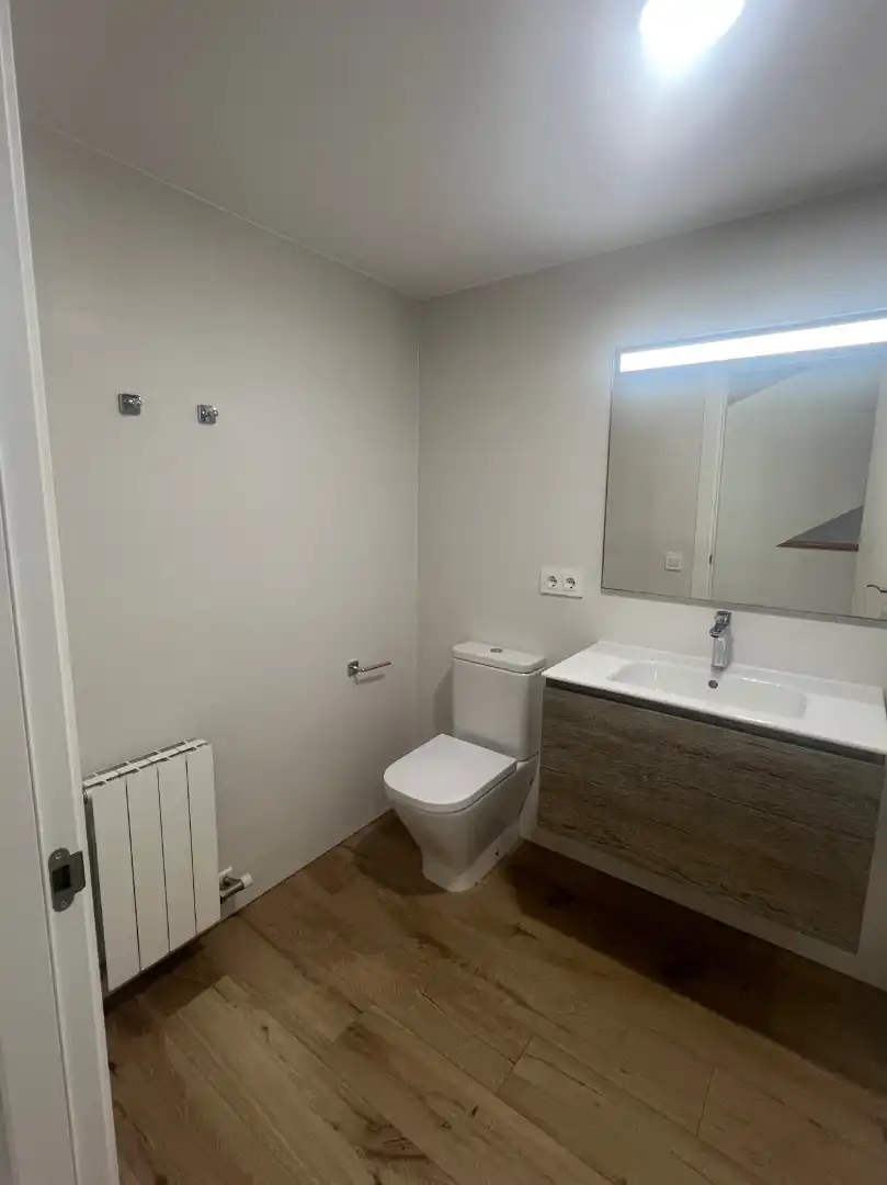 Badezimmer von Einfamilien-Reihenhaus zum Verkauf in Castellbisbal mit Heizung, Privatgarten und Parkett