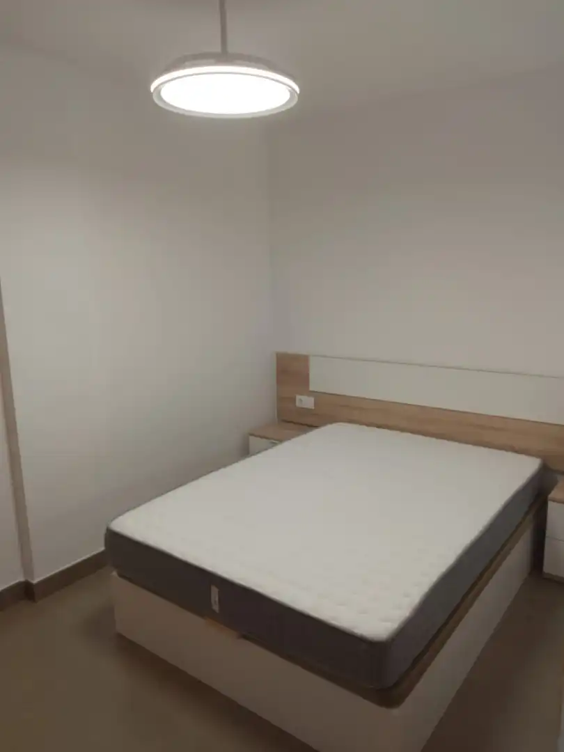 Schlafzimmer von Dachboden zur Miete in Paterna mit Terrasse, Ofen und Balkon