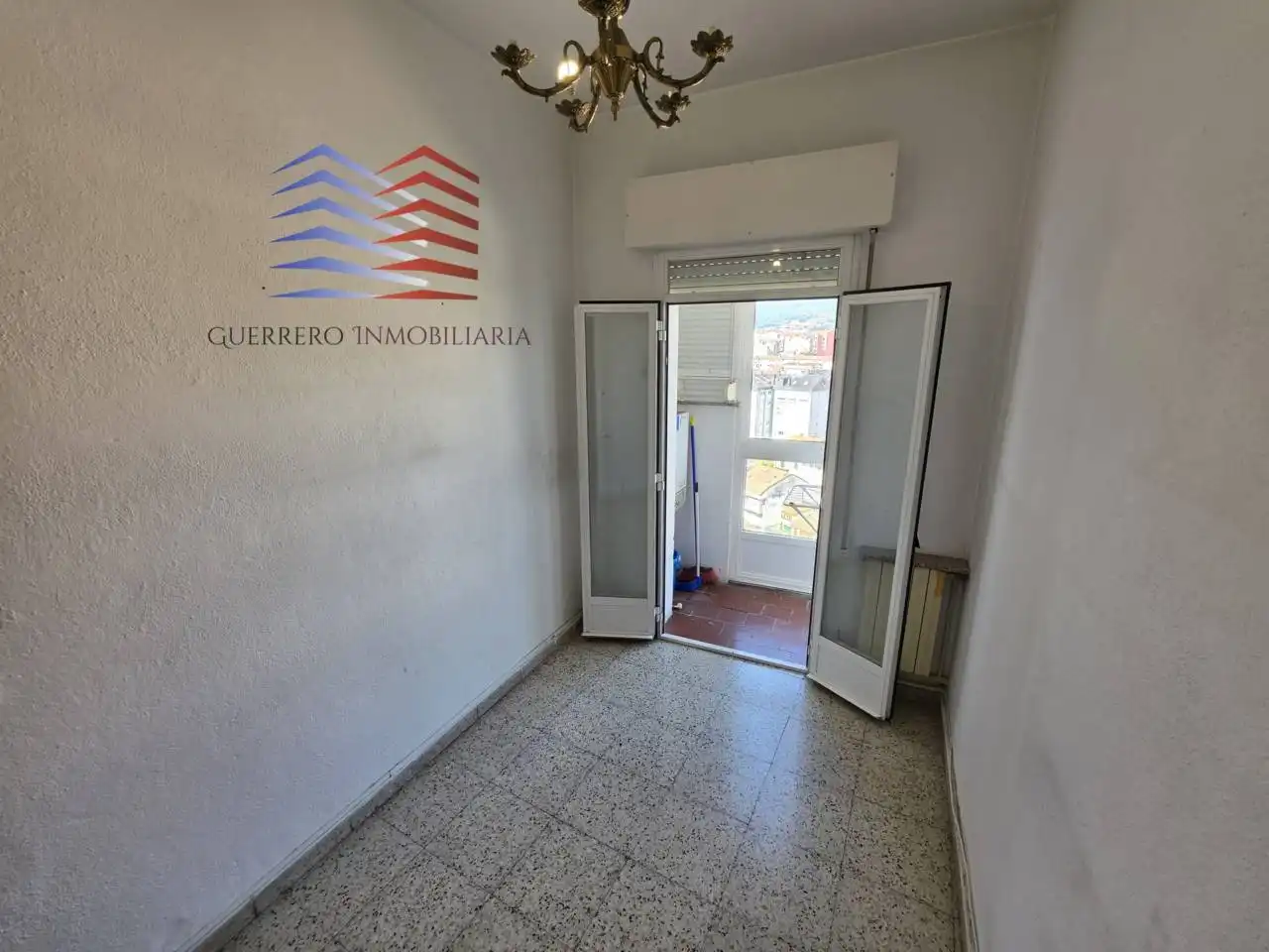 Außenansicht von Wohnung zur Miete in Ourense Capital  mit Heizung, Terrasse und Abstellraum