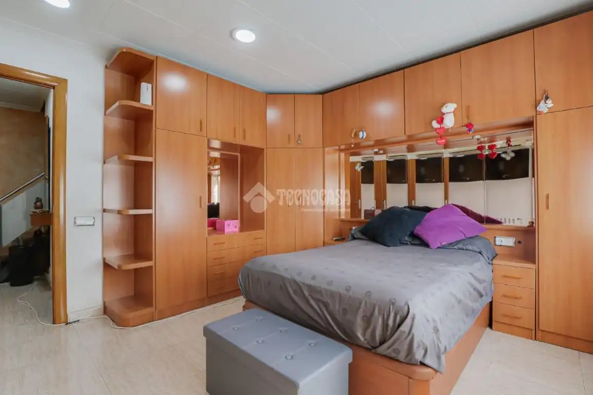 Dormitori de Casa adosada en venda en Terrassa amb Aire condicionat, Calefacció i Terrassa