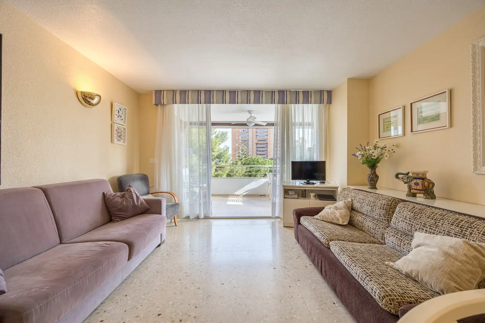 Sala de estar de Piso en venta en Benidorm con Piscina, Amueblado y Piscina comunitaria