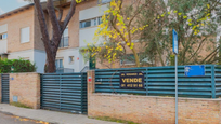 Vista exterior de Casa adosada en venda en Torrelodones amb Aire condicionat, Terrassa i Piscina