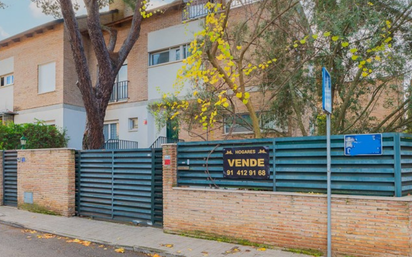 Vista exterior de Casa adosada en venda en Torrelodones amb Aire condicionat, Terrassa i Piscina