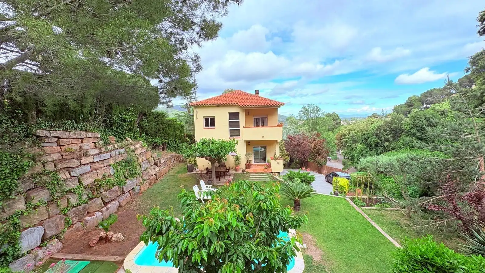 Vista exterior de Casa o xalet en venda en Castellar del Vallès amb Calefacció, Jardí privat i Terrassa