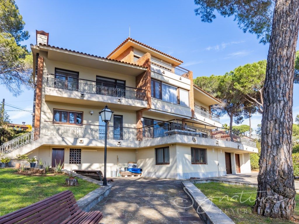 Vista exterior de Casa o xalet en venda en Sant Cugat del Vallès amb Calefacció, Jardí privat i Terrassa