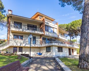 Vista exterior de Casa o xalet en venda en Sant Cugat del Vallès amb Calefacció, Jardí privat i Terrassa