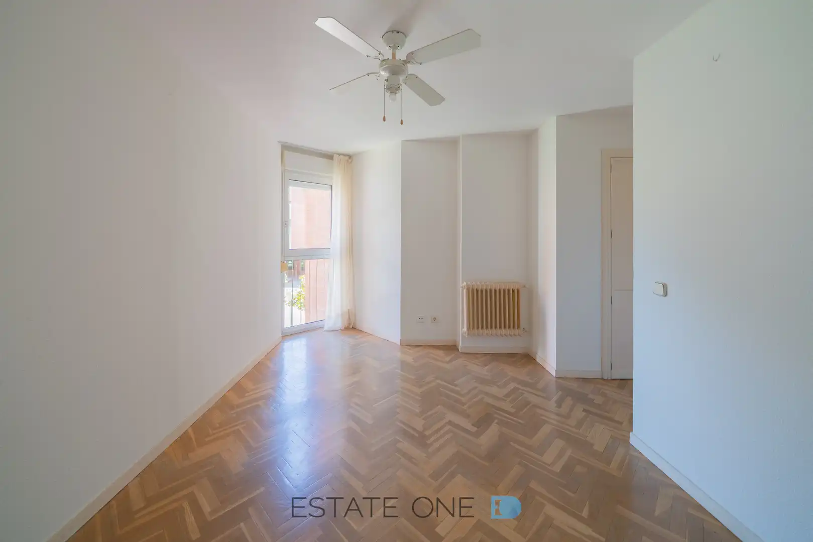 Sala de estar de Piso en venta en Pozuelo de Alarcón con Calefacción, Jardín privado y Parquet
