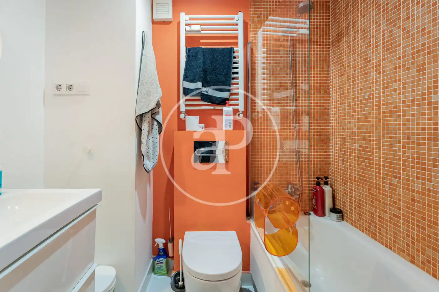 Badezimmer von Wohnung zum Verkauf in Madrid mit Klimaanlage und Heizung