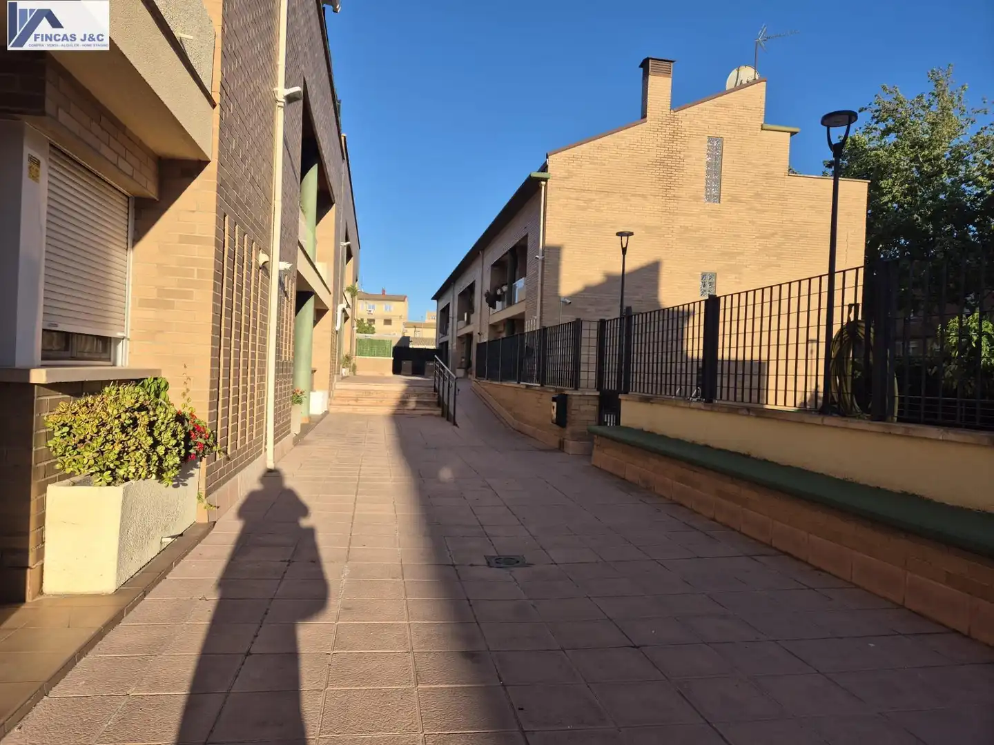 Vista exterior de Casa adosada en venta en Zaragoza con Aire acondicionado, Calefacción y Jardín privado