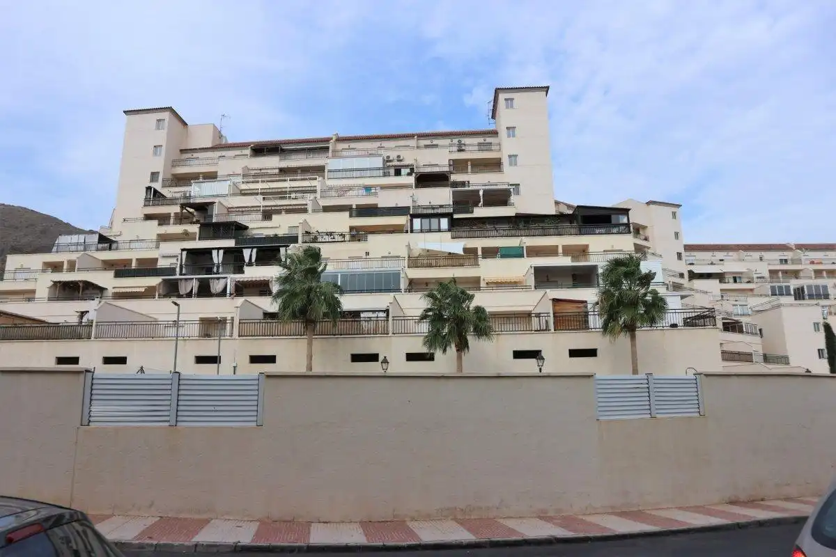 Vista exterior de Pis en venda en Roquetas de Mar amb Aire condicionat, Terrassa i Piscina comunitària