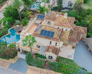 Vista exterior de Casa o xalet en venda en Marbella amb Calefacció i Piscina comunitària