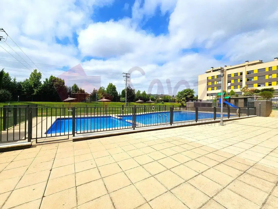 Piscina de Apartamento de alquiler en Lardero con Aire acondicionado, Calefacción y Jardín privado