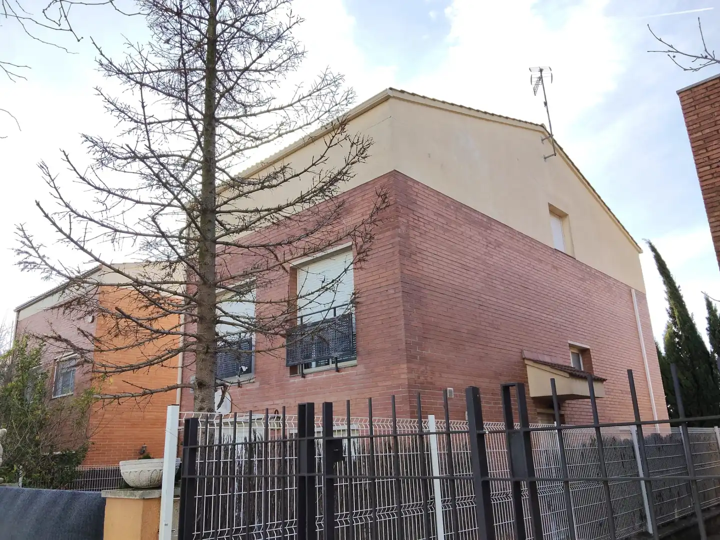Vista exterior de Casa o xalet en venda en La Granada amb Jardí privat i Piscina