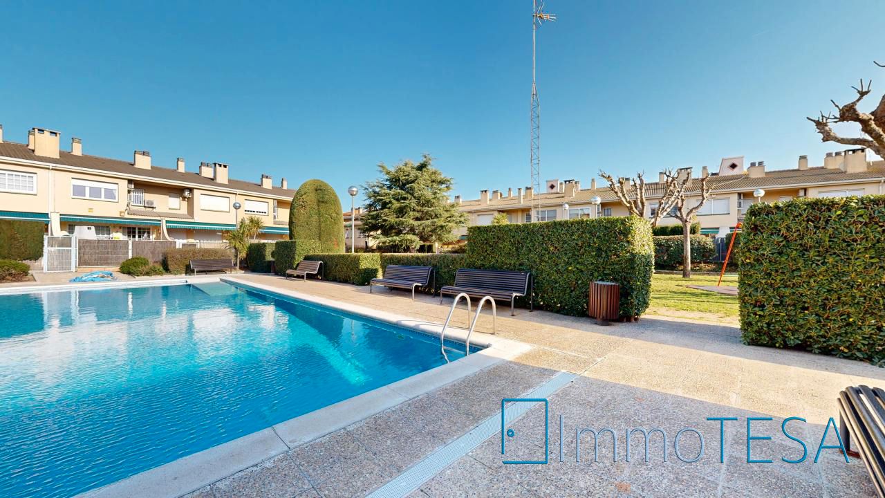 Swimming pool of Single-family semi-detached for sale in Barberà del Vallès  with Air Conditioner, Heating and Parquet flooring