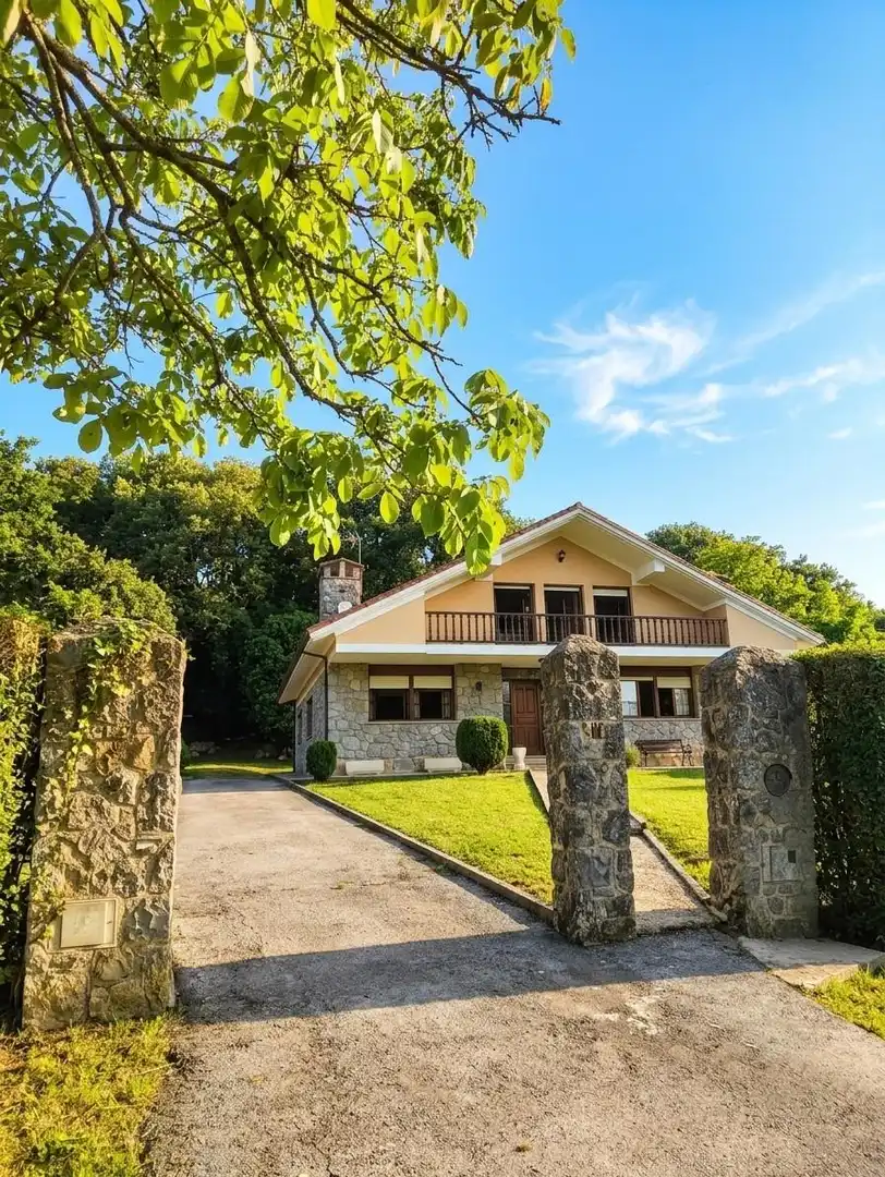 Vista exterior de Casa o chalet en venta en Villaescusa (Cantabria) con Calefacción, Jardín privado y Terraza