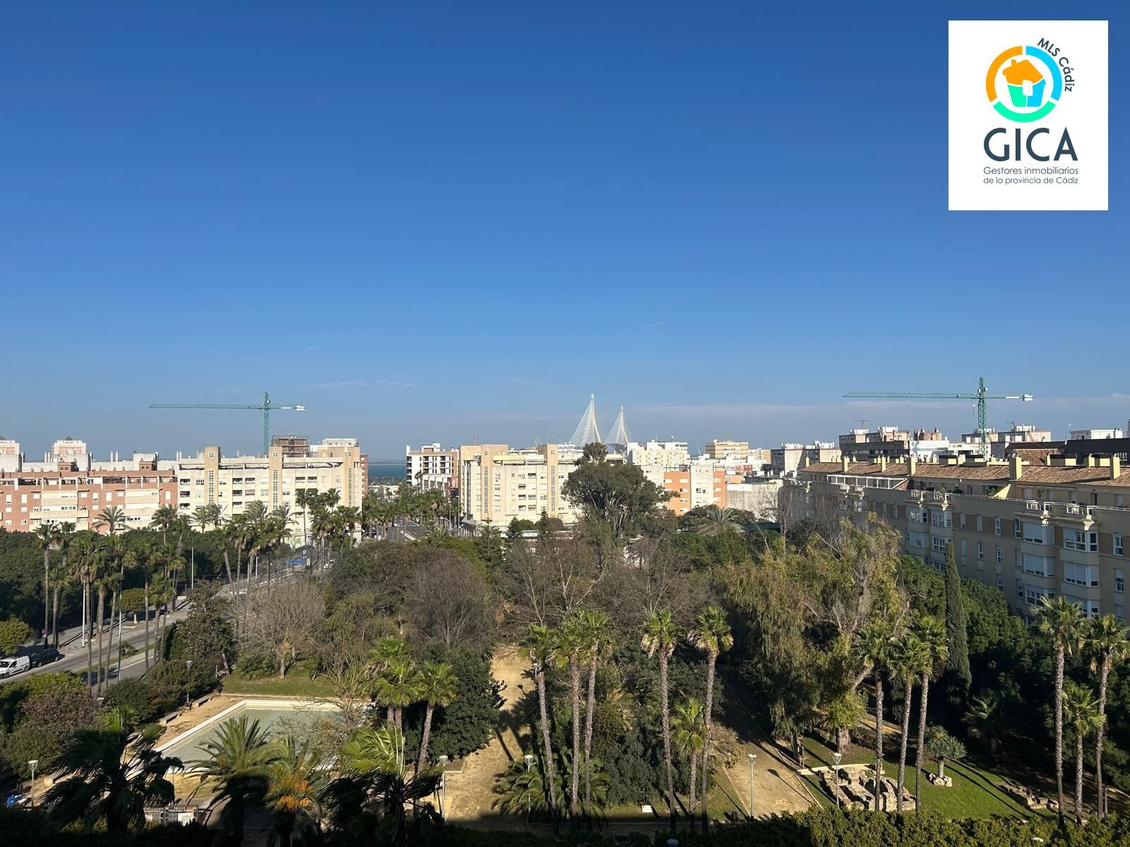 Vista exterior de Pis en venda en  Cádiz Capital amb Calefacció, Terrassa i Balcó