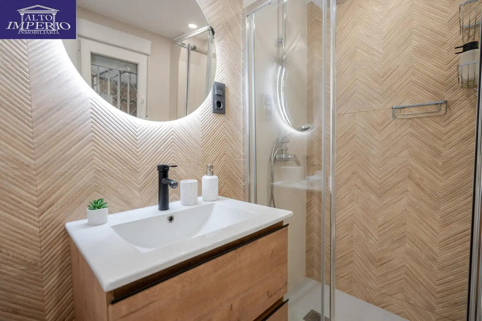 Badezimmer von Wohnung zum Verkauf in Granada mit Klimaanlage, Parkett und Möbliert
