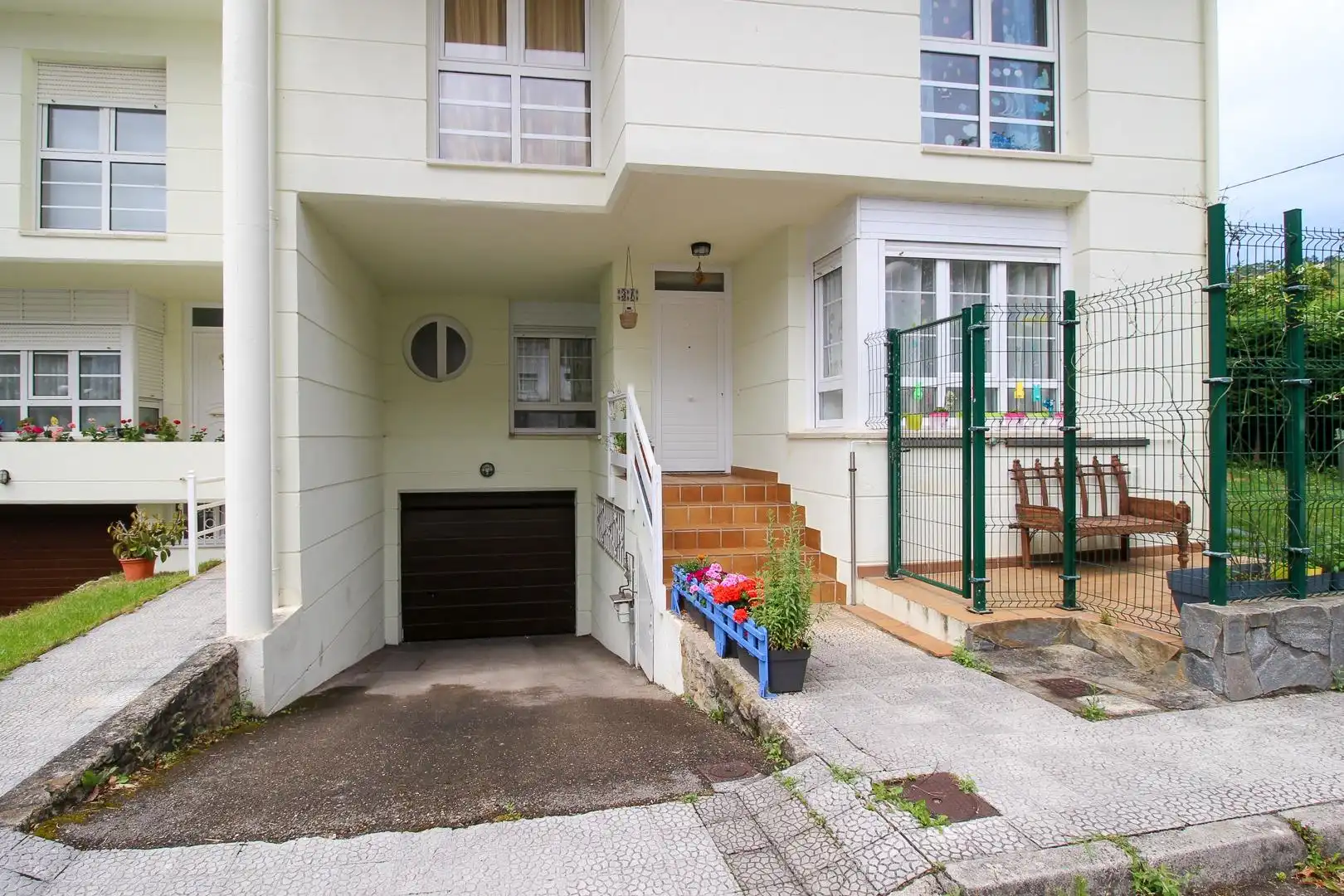 Vista exterior de Casa adosada en venda en Piélagos amb Calefacció, Jardí privat i Parquet