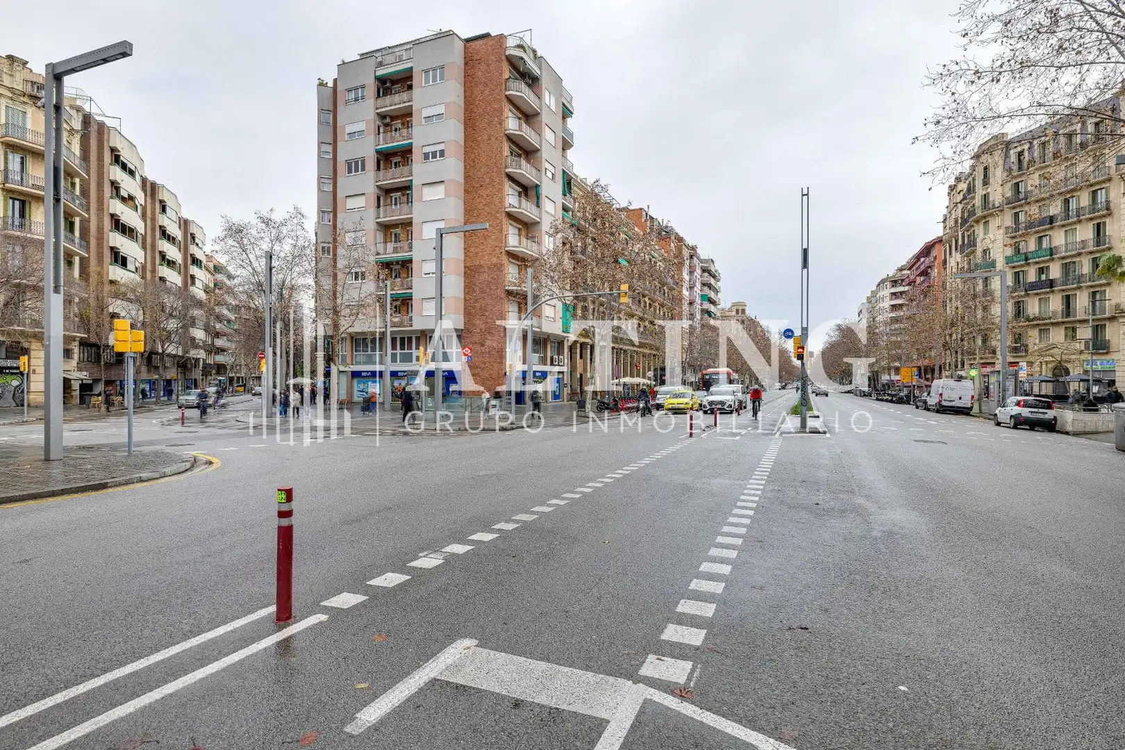 Vista exterior de Local en venda en Barcelona amb Aire condicionat i Moblat