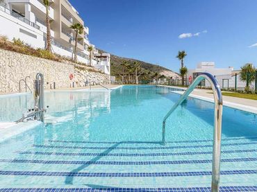 Piso de obra nueva con piscina en venta en Avenida Rocas Blancas 3