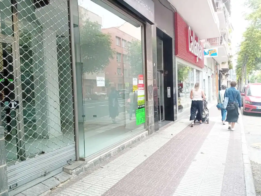 Vista exterior de Local de alquiler en  Logroño