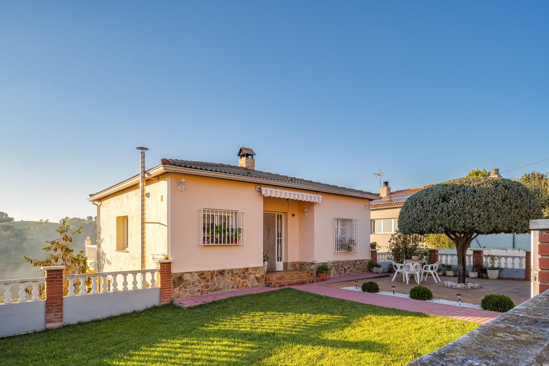 Vista exterior de Casa o xalet en venda en Sentmenat amb Calefacció i Jardí privat
