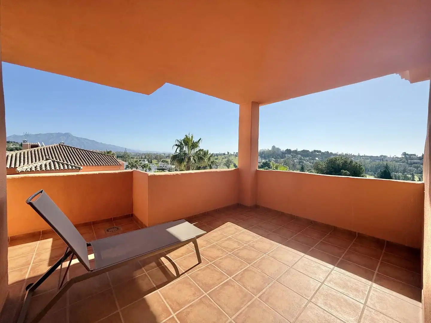 Terrasse von Dachboden zum Verkauf in Benahavís mit Klimaanlage, Terrasse und Möbliert
