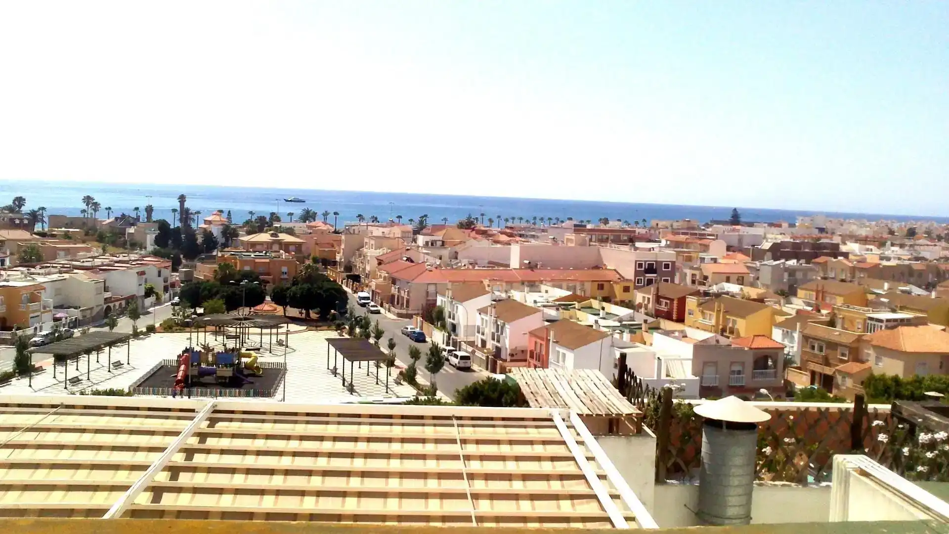 Vista exterior de Estudi en venda en Roquetas de Mar amb Aire condicionat