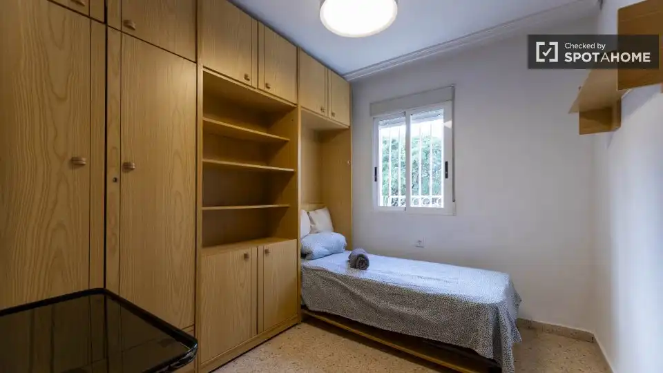 Habitación de Piso de alquiler en Valencia con Aire acondicionado, Calefacción y Amueblado