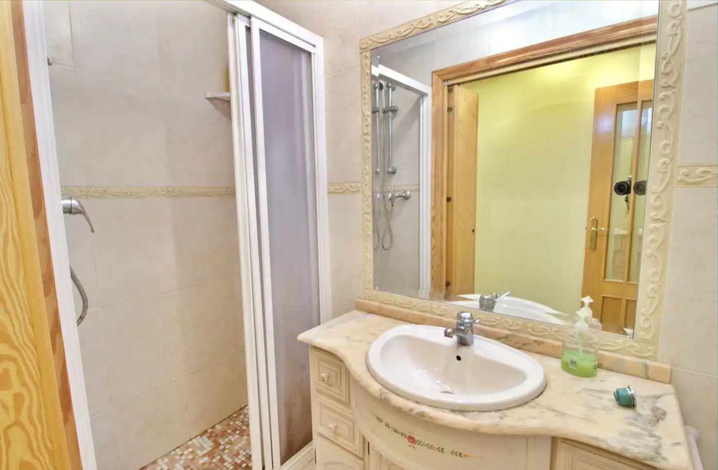 Badezimmer von Wohnung zum Verkauf in Elche / Elx mit Klimaanlage, Abstellraum und Möbliert