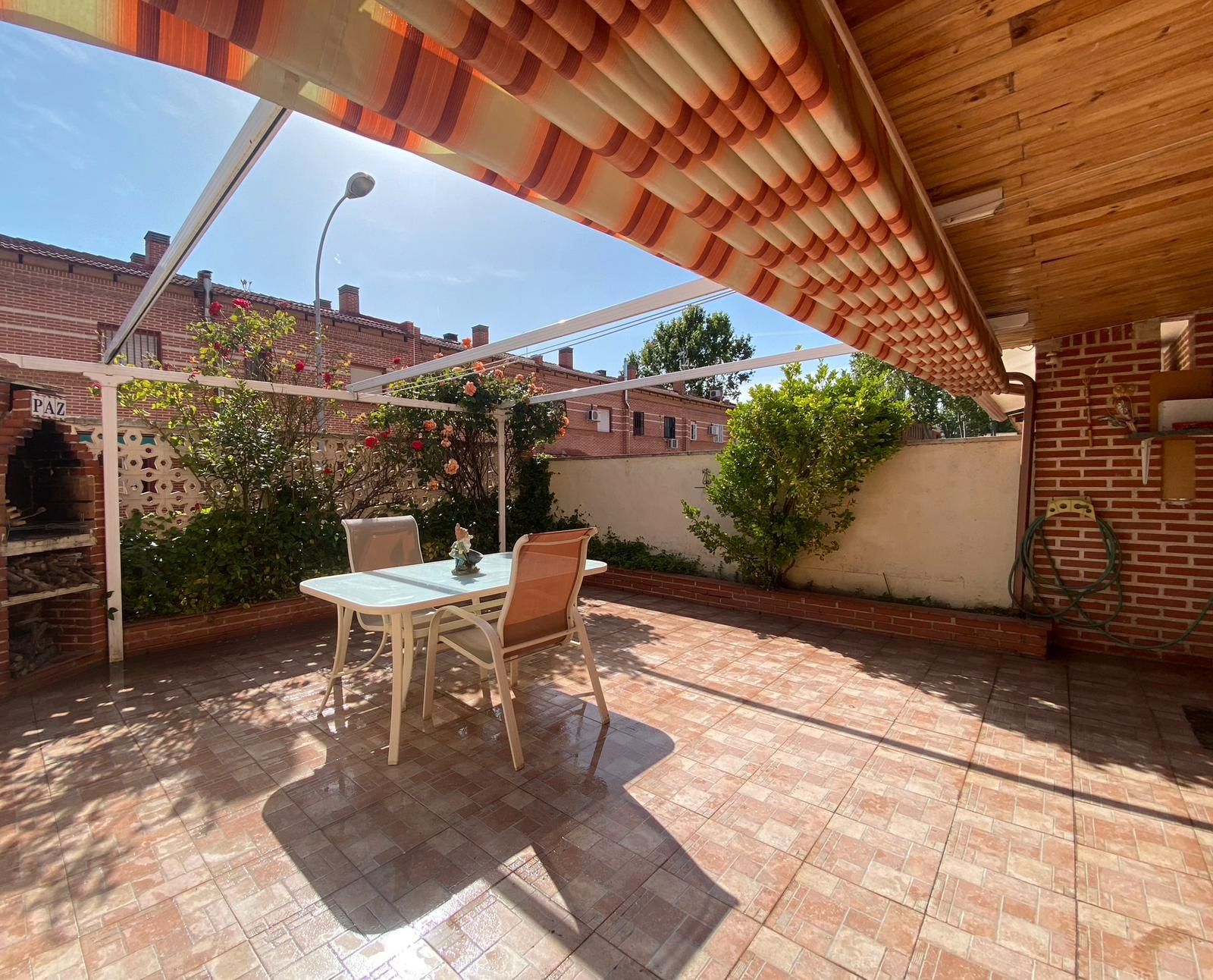 Terrassa de Casa adosada en venda en Alcalá de Henares amb Aire condicionat, Calefacció i Jardí privat