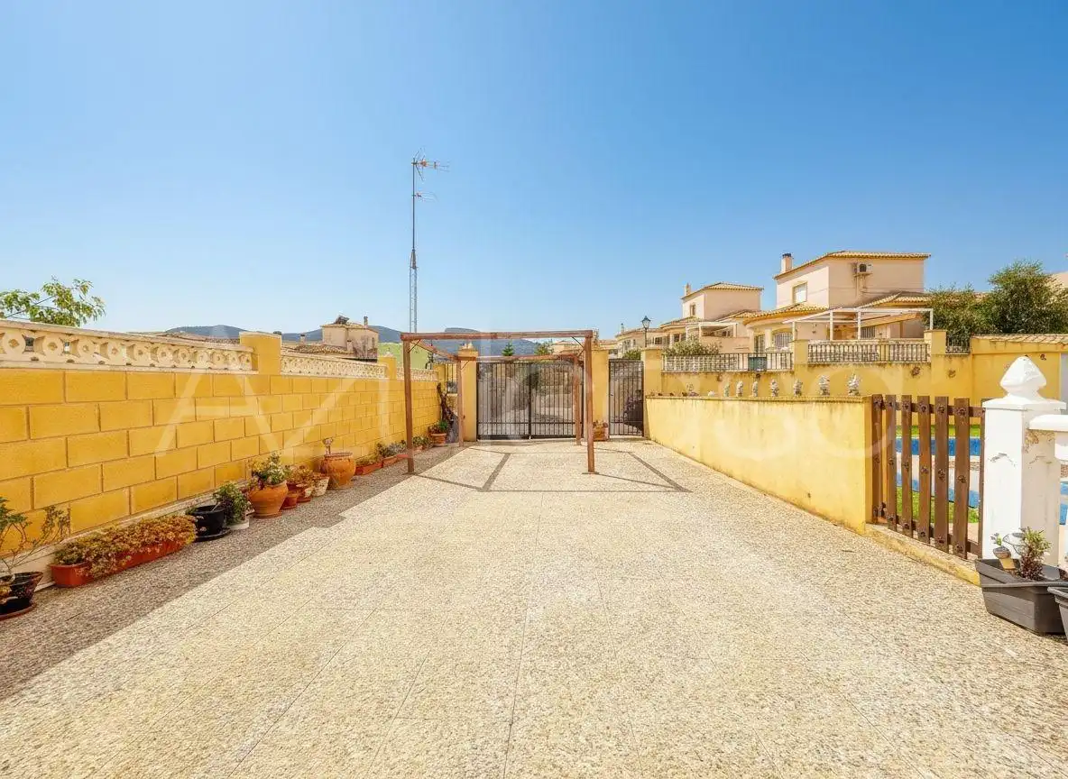 Vista exterior de Casa o xalet en venda en Castalla amb Jardí privat, Terrassa i Traster