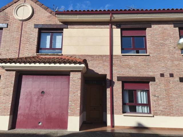 Casa adosada en Venta en Huércanos