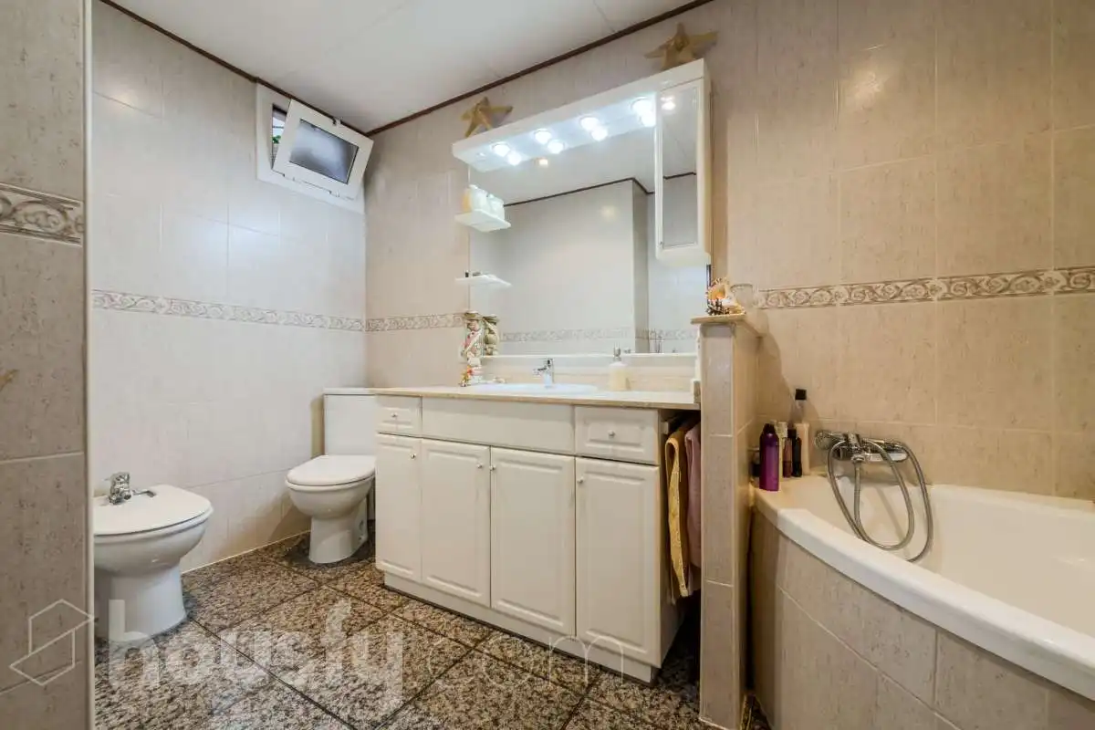 Bathroom of Houses for sale in Santa Coloma de Gramenet  with Air Conditioner, Heating and Private garden