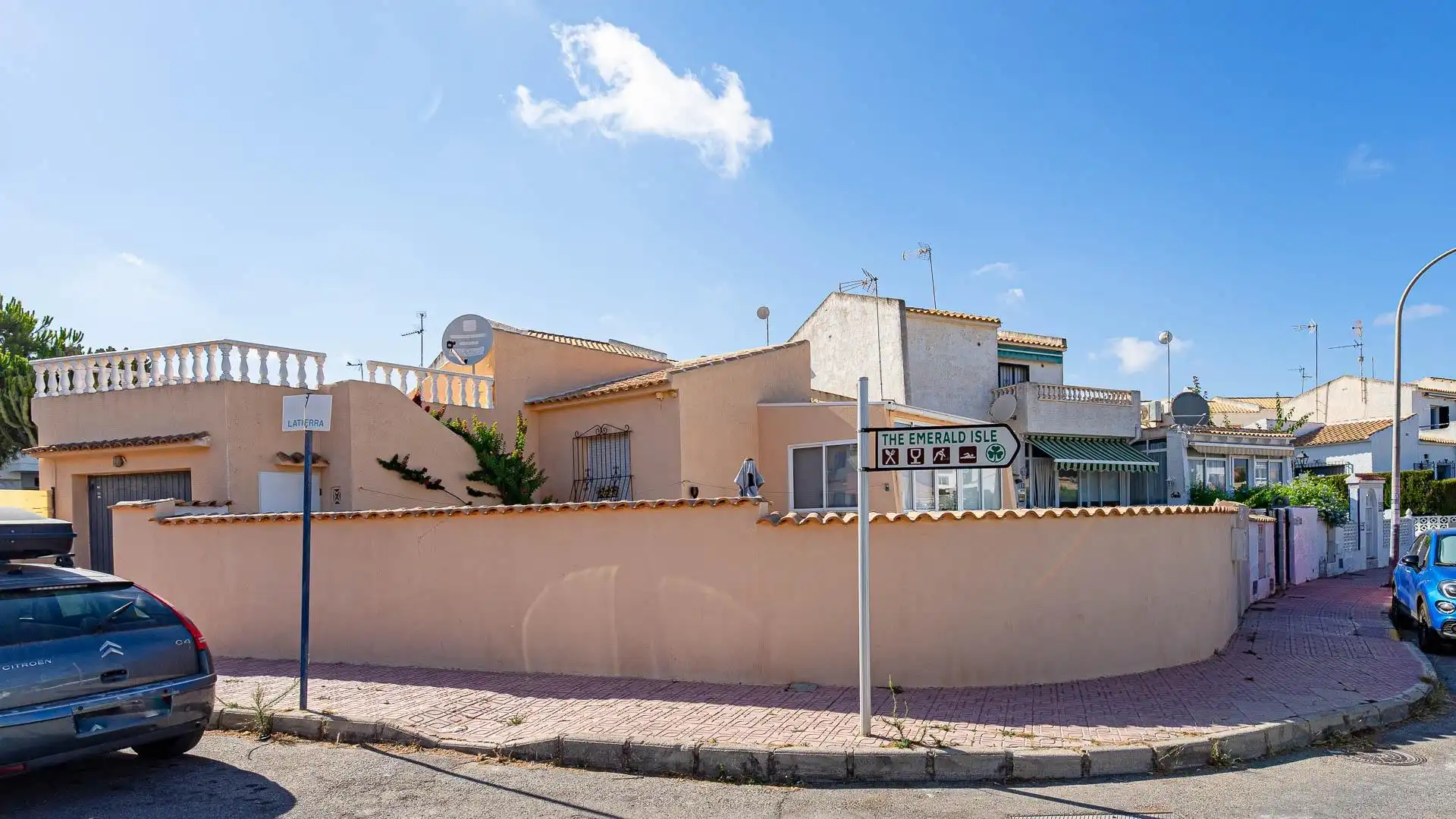 Vista exterior de Casa o chalet en venta en Orihuela con Jardín privado, Amueblado y Piscina comunitaria