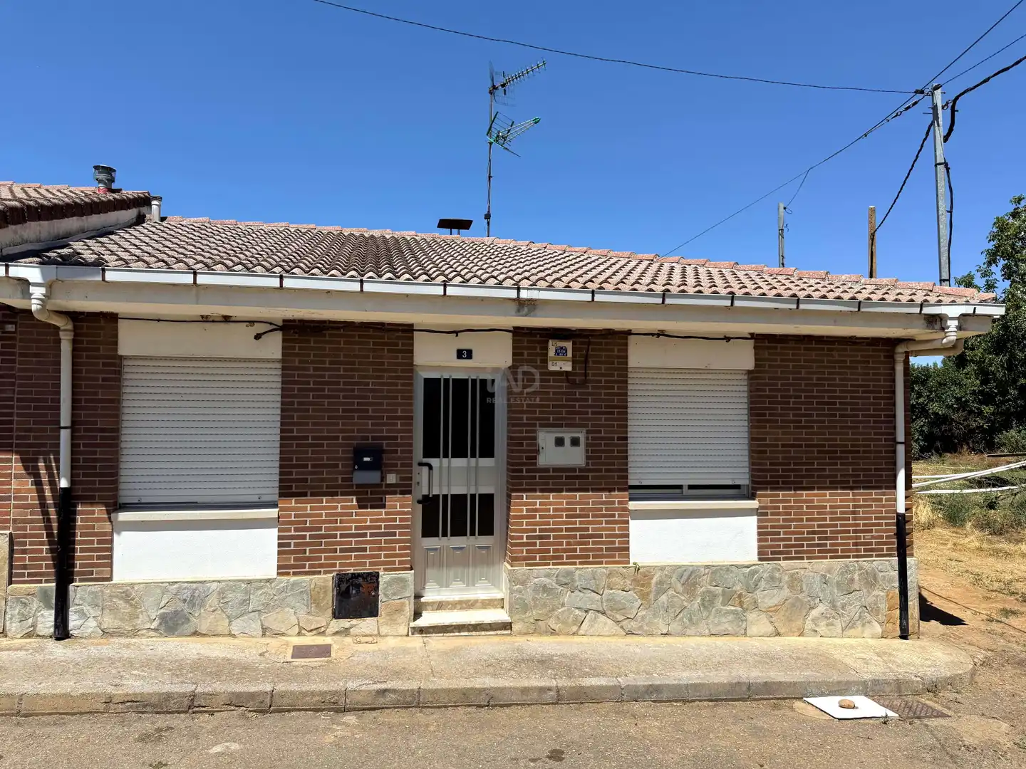 Außenansicht von Einfamilien-Reihenhaus zum Verkauf in Villamañán mit Heizung