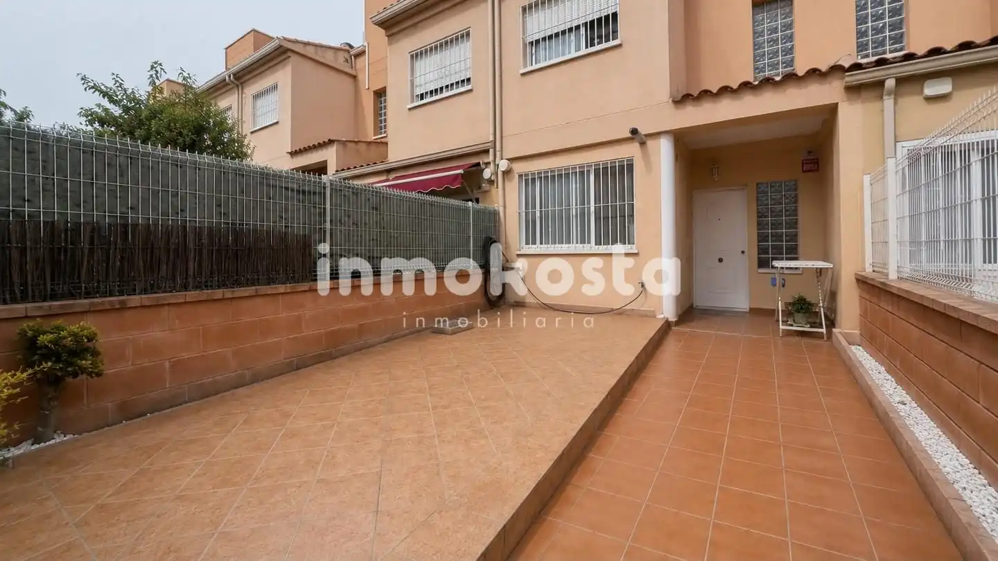 Vista exterior de Casa adosada en venda en La Nucia amb Aire condicionat, Jardí privat i Terrassa