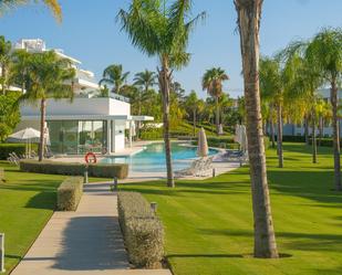 Jardí de Apartament de lloguer en Estepona amb Aire condicionat, Terrassa i Piscina