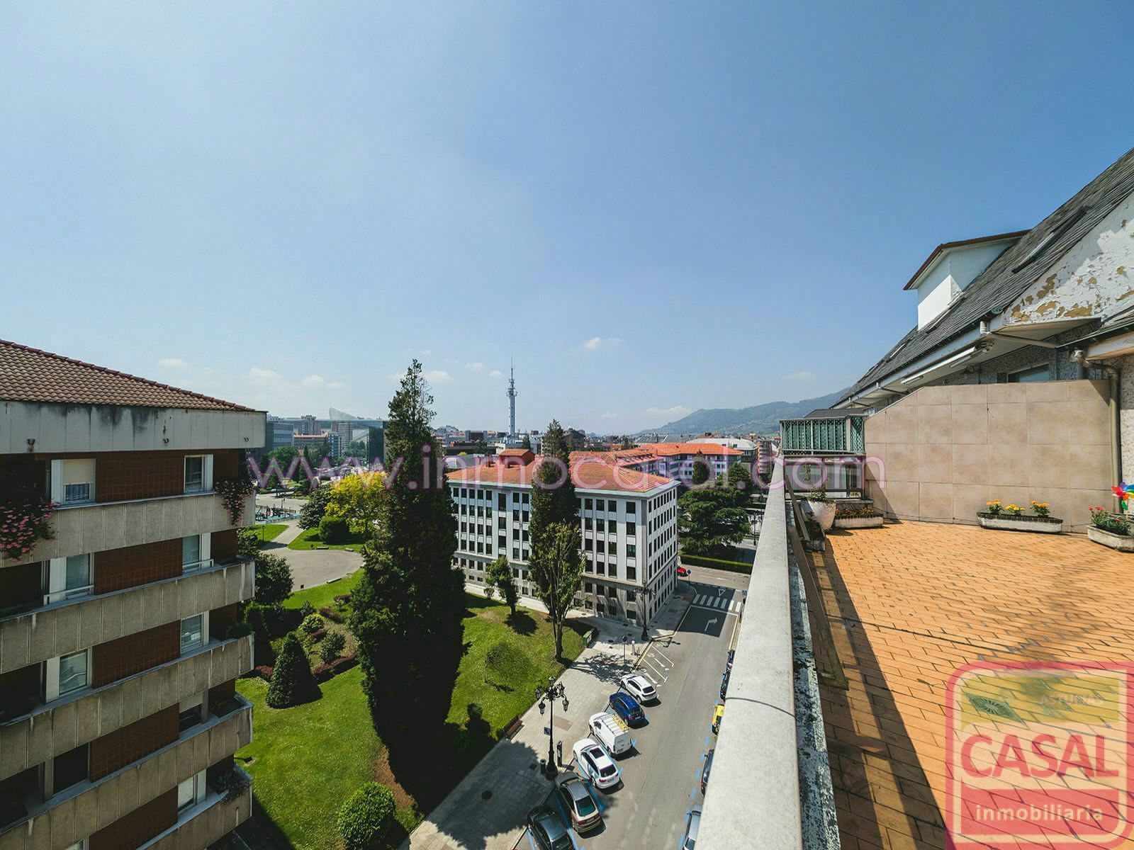 Vista exterior de Pis en venda en Oviedo  amb Calefacció, Terrassa i Traster