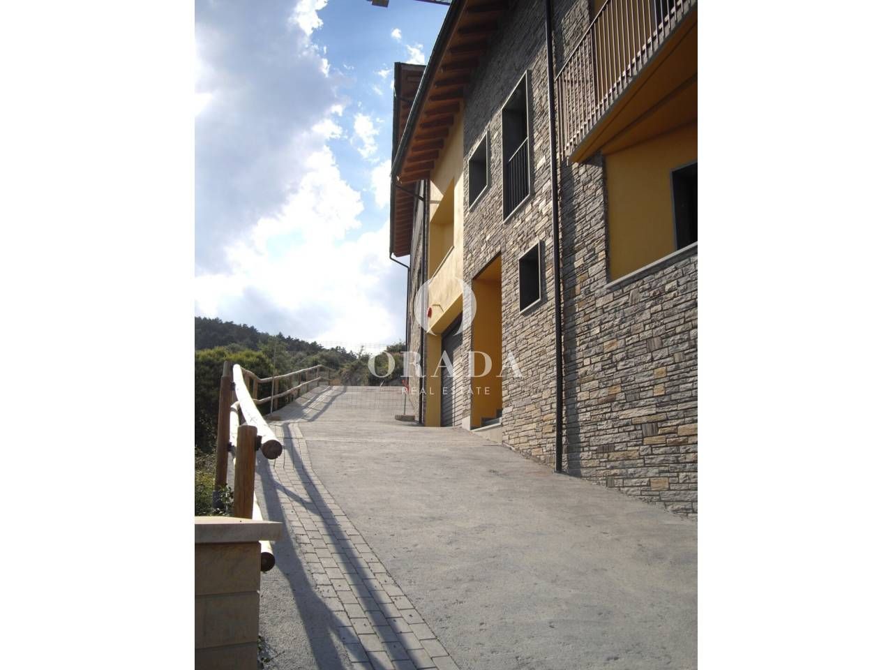 Vista exterior de Pis en venda en Montferrer i Castellbò amb Calefacció, Parquet i Terrassa