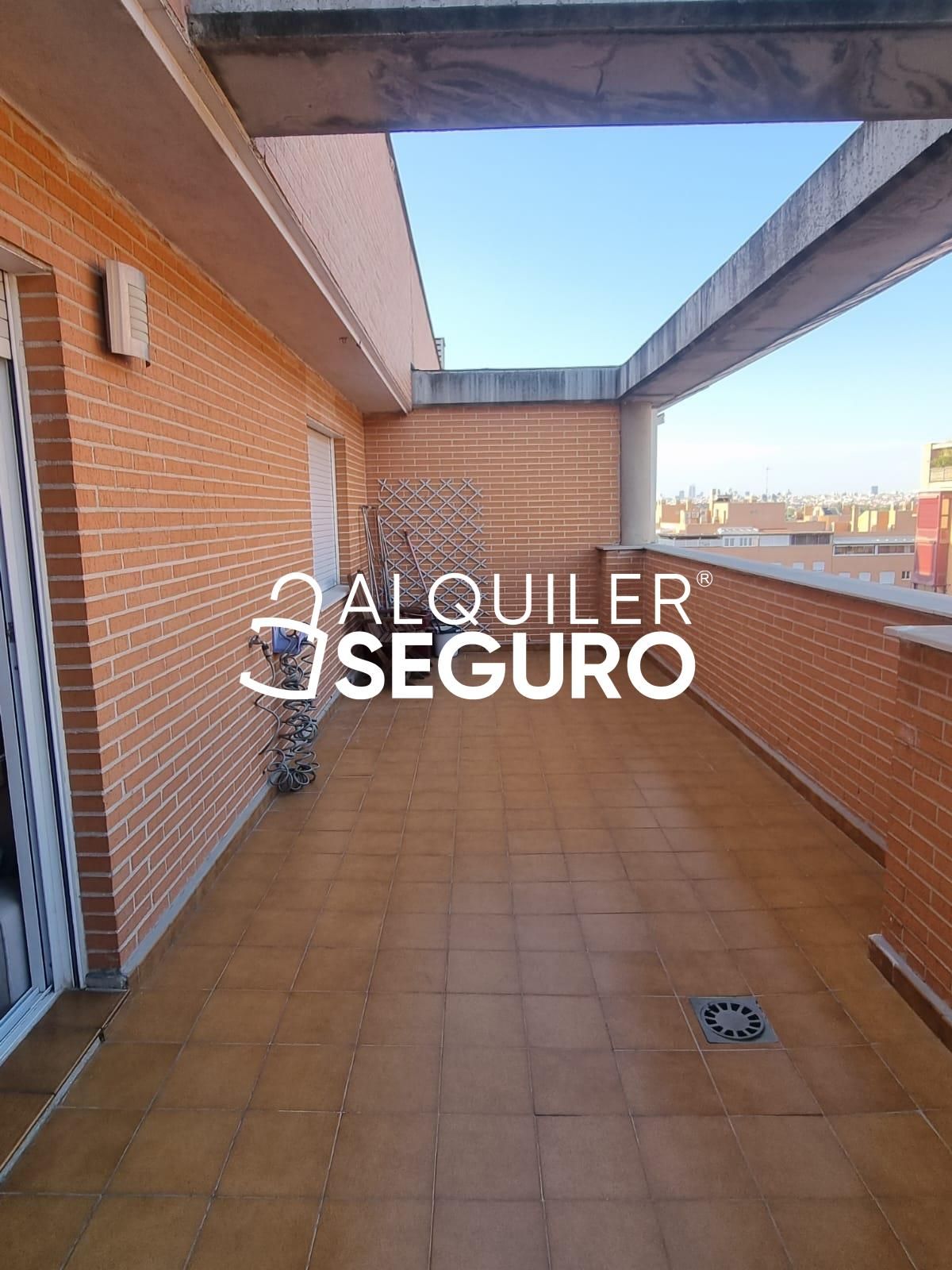Vista exterior de Àtic de lloguer en  Madrid Capital amb Calefacció, Terrassa i Piscina